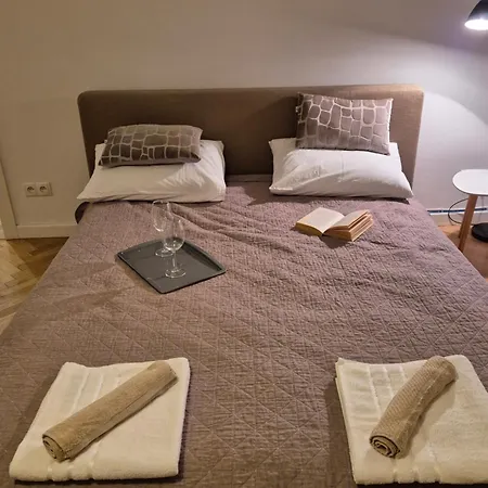 Simple Elegance - Old Town *