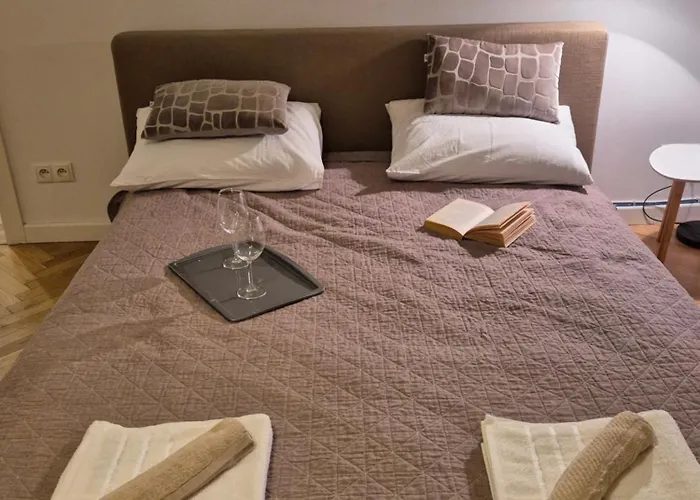 Simple Elegance - Old Town *